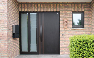 Haustür in Schwarz mit Seitenteilen von HDE